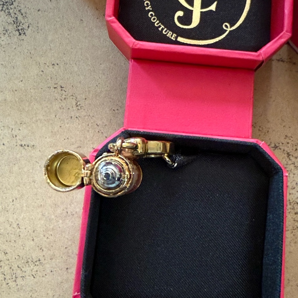 Juicy Couture Hairspray charm (opens) 2008 - Picture 6 of 6